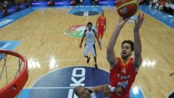 <b>DE NUEVO IMPARABLE. </b>Pau Gasol se eleva ante la mirada impotente de Évora, para anotar dos de los 20 puntos que logró en sólo 19 minutos en cancha.