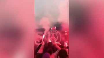 Locura a la llegada del bus del PSG por los fans