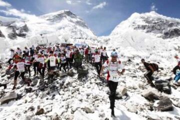 El Tenzing-Hillary Everest Marathon es el maratón que se disputa a más altura del mundo, se inicia cerca de la famosa Caída de hielo del Khumbu Qomolangma en el campamento base (5.364 metros sobre el nivel del mar) y termina a Namche Bazar (3.440 metros sobre el nivel del mar).