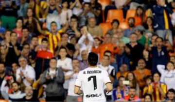 El delantero del Valencia Álvaro Negredo durante el encuentro correspondiente a la novena jornada de primera división, que su equipo disputa ante el Elche esta noche en el estadio de Mestalla. 