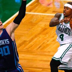 Isaiah Thomas (26) vuelve con fuerza ante los Hornets
