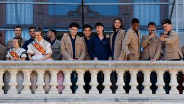 Los jugadores del Valencia disfrutan de la mascletà desde el balcón del Ayuntamiento.