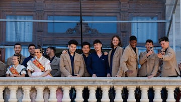 Los jugadores del Valencia disfrutan de la masclet¨¤ desde el balc¨®n del Ayuntamiento.
