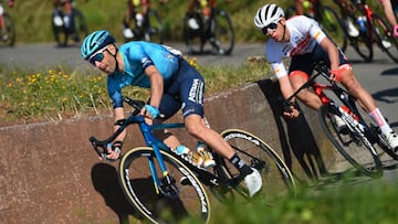 Vincenzo Nibali afronta un descenso.