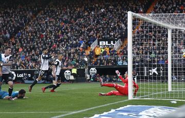 Santi Mina marca el 1-2.