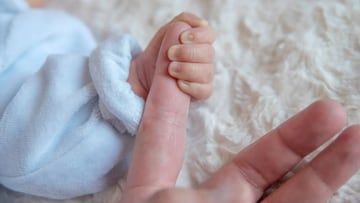 Se coge la baja por maternidad y la empresa simula el cierre de la empresa para despedirla: la Justicia ‘le caza’ y pide más de 7.500 euros