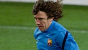 Puyol, aún sin el alta médica, es incluido en una lista de 19