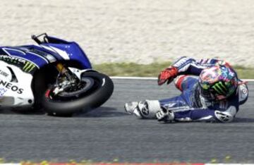 El piloto español de MotoGP Jorge Lorenzo (Yamaha) sufre una caída durante la tercera sesión de entrenamientos libres del Gran Premio de Cataluña, previos a la clasificación.