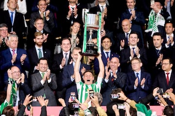 El actual formato de la Copa del Rey da pie a que equipos poco ganadores se lleven una alegría. Fue el caso del Betis, que venció en la final de La Cartuja al Valencia en los penaltis (1-1). Borja Iglesias y Hugo Duro fueron los goleadores y Miranda anotó la pena máxima decisiva tras el fallo de Musah. Joaquín, que tenía pensada la retirada, decidió seguir un año más gracias a este éxito.