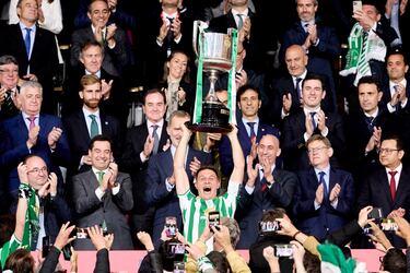 El actual formato de la Copa del Rey da pie a que equipos poco ganadores se lleven una alegría. Fue el caso del Betis, que venció en la final de La Cartuja al Valencia en los penaltis (1-1). Borja Iglesias y Hugo Duro fueron los goleadores y Miranda anotó la pena máxima decisiva tras el fallo de Musah. Joaquín, que tenía pensada la retirada, decidió seguir un año más gracias a este éxito.