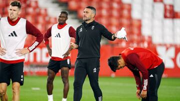 Jorge Molina, como auxiliar técnico durante un entrenamiento de la pasada temporada.