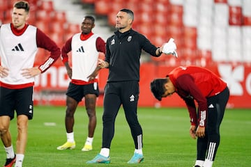 Jorge Molina, como auxiliar técnico durante un entrenamiento de la pasada temporada.