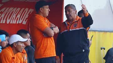 El entrenador de de Cobresal, Gustavo Huerta, dirige durante el partido por la Primera División contra Unión Española.