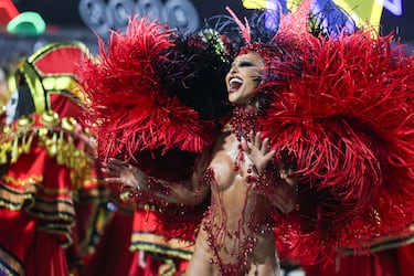 Sabrina Sato, reina del tambor de la escuela de samba Vila Isabel actúa en el Sambódromo durante el Carnaval en Río de Janeiro.