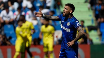 Carles Pérez, delantero del Getafe, durante el partido ante el Villarreal correspondiente a la jornada 29 de LaLiga disputado en el estadio Coliseum.