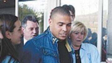 <b>BROMEÓ CON UN NIÑO</b>. El chaval quería recoger las últimas impresiones de su ídolo con el móvil y el crack le siguió el juego.