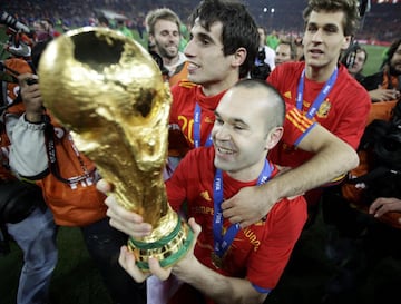 Iniesta con la Copa. 