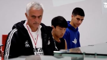 El entrenador portugués fue visto aguardando su turno junto a los jóvenes futbolistas en el comedor del club, una escena que generó miles de reacciones positivas por su sencillez y respeto.