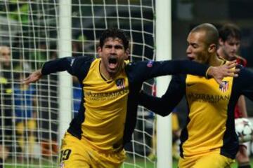 Diego Costa celebra con Miranda 0-1.