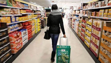 Imagen de una persona comprando en Mercadona.