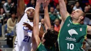 Kirksay trata de anotar.