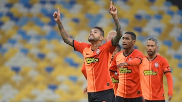 Dentinho celebra un gol con Tet&ecirc;, con Marlos al fondo.