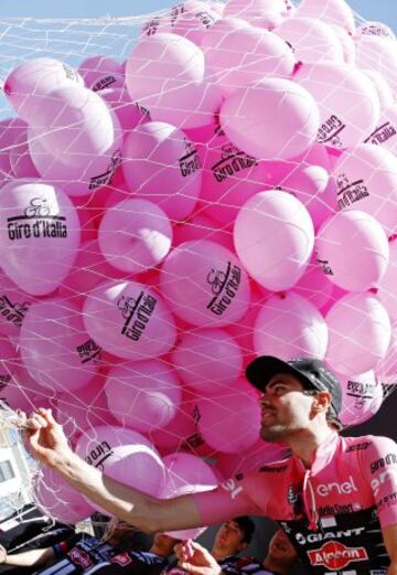 Tom Dumoulin, maglia rosa del Giro 2016, encargado del lanzamiento de globos.