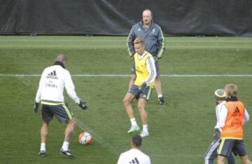 Benítez observa a Llorente y Pepe.