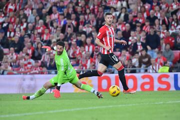 El portero del Granada, respondió a todos los remates de los jugadores del Athletic, excepto al gol de Guruzeta. El campeón de Copa no pudo tumbar al portero de un Granada que se ve en Segunda. 