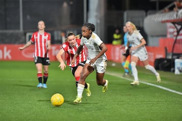 Linda Caicedo deja atrás a Sara Ortega durante el Athletic - Real Madrid de la Liga F en Lezama.