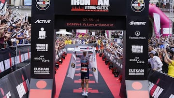 Eneko Llanos celebra su victoria en el Ironman de Vitoria de 2019.