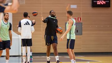 Yabusele y Causeur se saludan en el entrenamiento de ayer del Real Madrid con Sergio Rodriguez, Rudy y Musa, a un lado.