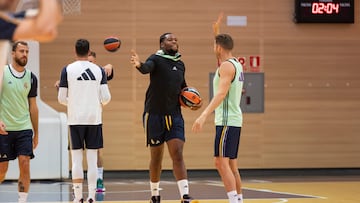 Yabusele y Causeur se saludan en el entrenamiento de ayer del Real Madrid con Sergio Rodriguez, Rudy y Musa, a un lado.