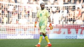 EINDHOVEN - Real Betis goalkeeper Claudio Bravo during the friendly match between PSV Eindhoven and Real Betis at Phillips stadium on July 23, 2022 in Eindhoven, Netherlands. ANP | Dutch Height | Bart Stoutjesdijk (Photo by ANP via Getty Images)