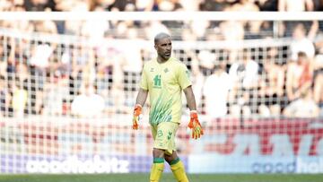 EINDHOVEN - Real Betis goalkeeper Claudio Bravo during the friendly match between PSV Eindhoven and Real Betis at Phillips stadium on July 23, 2022 in Eindhoven, Netherlands. ANP | Dutch Height | Bart Stoutjesdijk (Photo by ANP via Getty Images)