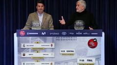 Los exjugadores Jordi Villacampa y Juanma López Iturriaga muestran el cuadro de emparejamientos de la Copa del Rey de baloncesto 2013, que se disputará entre el 16 y el 19 de febrero en Badalona.