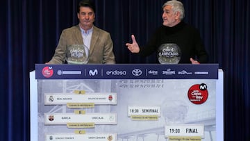 GRAFCAT5109. BADALONA (BARCELONA), 23/01/2023.- Los exjugadores Jordi Villacampa (i) y Juanma Lopez Iturriaga (d) durante el sorteo de los emparejamientos de la Copa del Rey de baloncesto que se disputar¨¢ entre el 16 y el 19 de febrero en Badalona (Barcelona). EFE/Alejandro Garc¨ªa