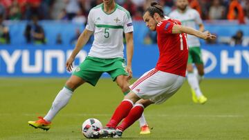Football Soccer - Wales v Northern Ireland - EURO 2016 - Round of 16 - Parc des Princes, Paris, France - 25/6/16
 Wales&#039; Gareth Bale in action with Northern Ireland&#039;s Jonny Evans 
 REUTERS/Stephane Mahe
 Livepic