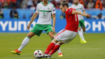 Football Soccer - Wales v Northern Ireland - EURO 2016 - Round of 16 - Parc des Princes, Paris, France - 25/6/16
 Wales&#039; Gareth Bale in action with Northern Ireland&#039;s Jonny Evans 
 REUTERS/Stephane Mahe
 Livepic