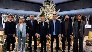 Florentino Pérez, presidente del Real Madrid, posa con los primeros entrenadores de los equipos de fútbol masculino y femenino y sus respectivos primeros capitanes.