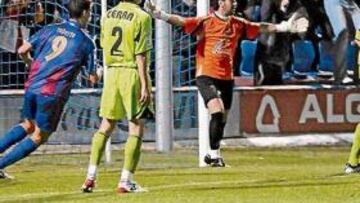<b>REMONTADA. </b>Roberto celebra el gol de la victoria del Huesca ante los lamentos de Reina, el meta del Levante.