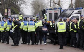 Pelea entre los seguidores del Tottenham y el Millwall