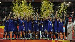 Las jugadoras de Japón alzan la Copa del Mundo en 2011. AFP PHOTO / PATRIK STOLLARZ
FUTBOL FEMENINO MUNDIAL 
CELEBRACION CAMPEONAS
PUBLICADA 18/07/11 NA MA19 3COL