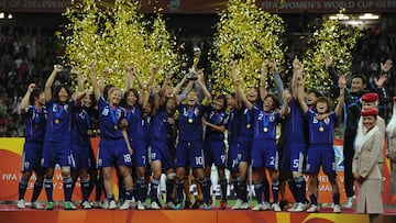 Las jugadoras de Japón alzan la Copa del Mundo en 2011. AFP PHOTO / PATRIK STOLLARZ
FUTBOL FEMENINO MUNDIAL 
CELEBRACION CAMPEONAS
PUBLICADA 18/07/11 NA MA19 3COL