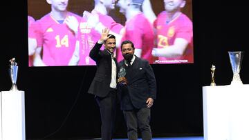 Jesús Navas recibe un premio en La Rinconada por la séptima Europa League de manos del secretario general para el Deporte de la Junta de Andalucía, José María Arrabal.