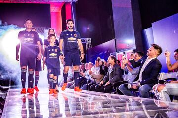 La U presenta camiseta que rememora el azul del '94