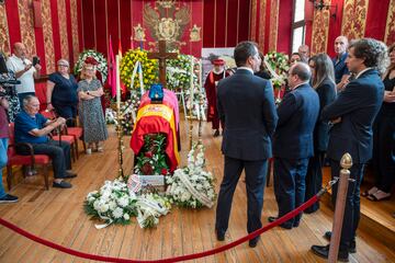 El ministro de Cultura y Deportes en funciones, Miquel Iceta (3d), presenta sus respetos durante la despedida al exciclista Federico Martín Bahamontes en la capilla ardiente instalada en la sala capitular del Ayuntamiento de Toledo.