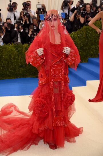 La cantante estadounidense no pasó desapercibida en esta edición. Lució un extravagante modelo en rojo de John Galliano para Maison Margiela exclusivamente diseñado para ella. El tema de la gala: 'Rei Kawakubo/Comme des Garçons: El arte de lo intermedio'.
