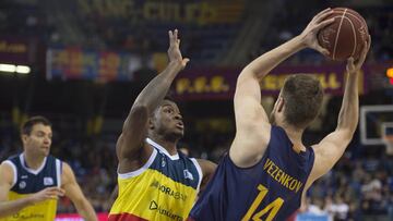 Aleksandar Vezenkov trata de pasar ante la defensa de Thanasis Antetokounmpo durante el Barcelona-MoraBanc Andorra de la pasada temporada.