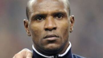 Abidal, durante un partido con Francia.